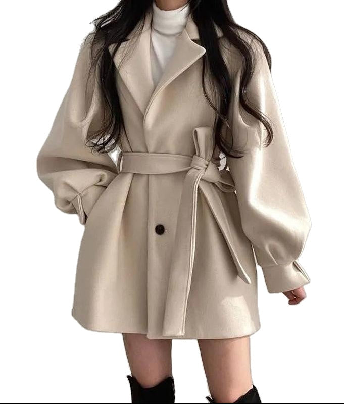 Płaszcz damski dopasowany z paskiem