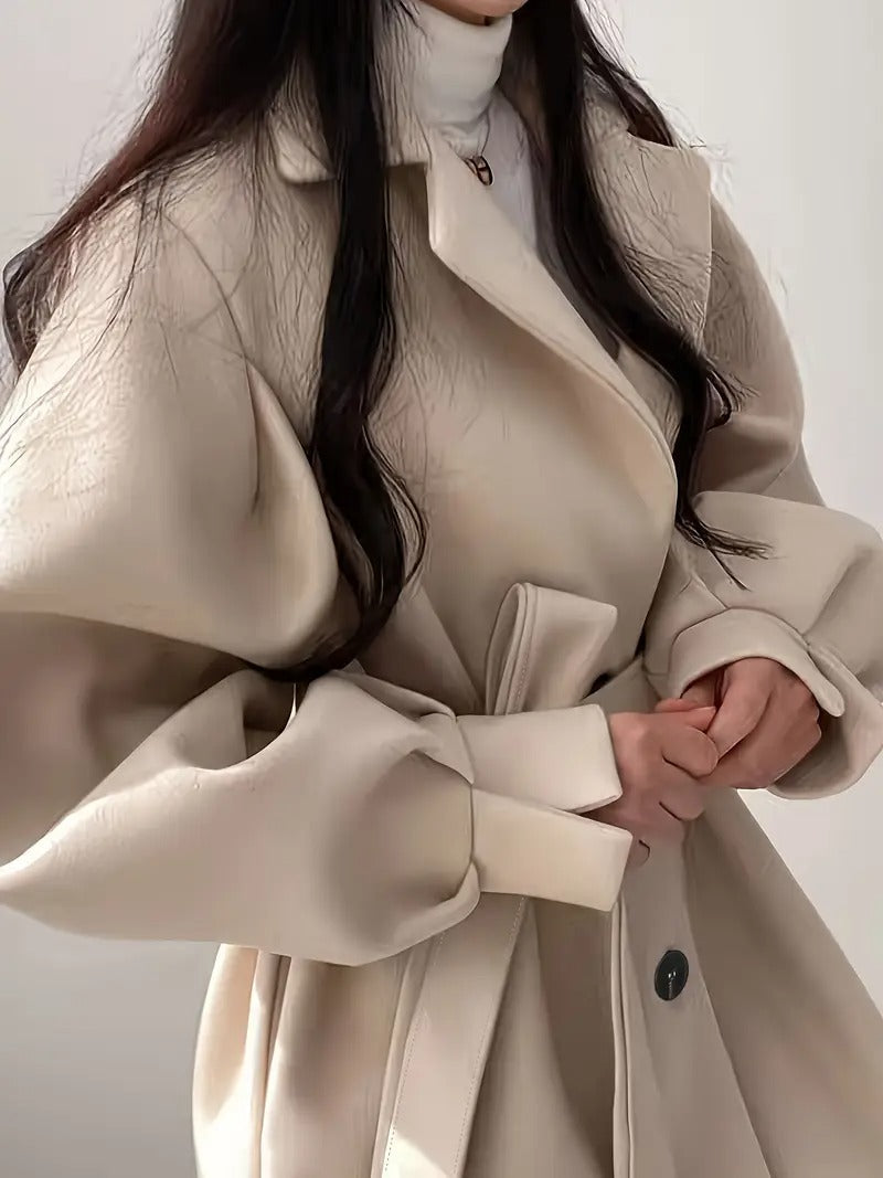 Płaszcz damski dopasowany z paskiem